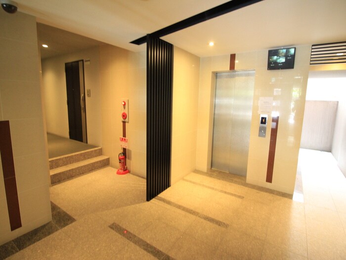 物件外観写真5　(エントランス部分)