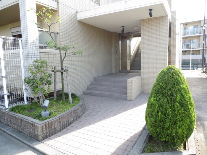 物件外観写真3　(エントランス部分)