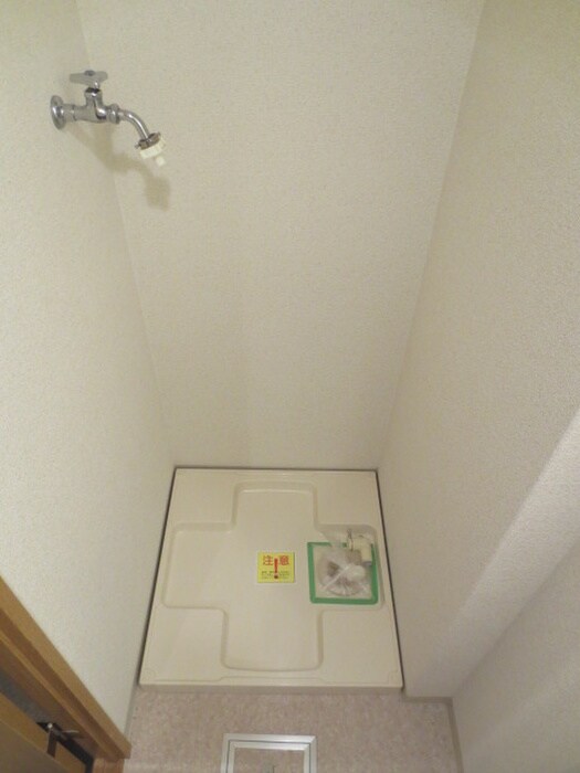 物件内観写真16　(洗濯機置場)