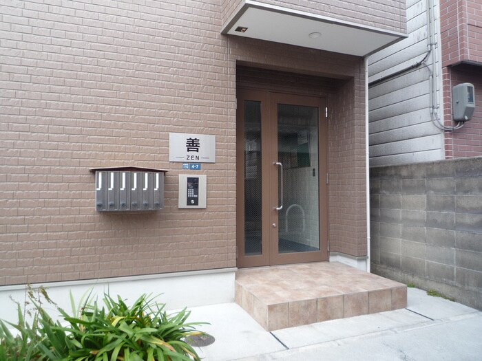 物件外観写真3　(エントランス部分)