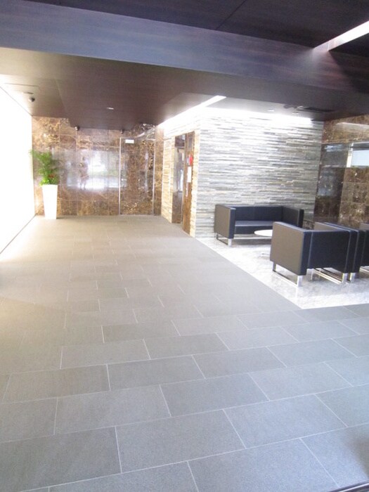 物件外観写真5　(エントランス部分)