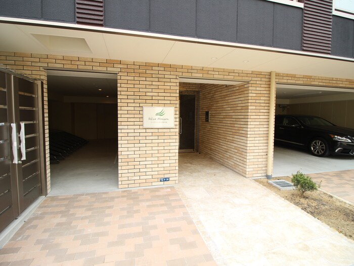 物件外観写真3　(エントランス部分)