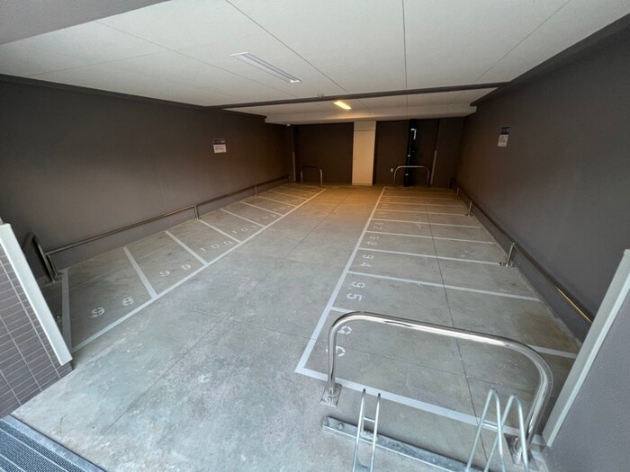 物件外観写真6　(バイク置き場)