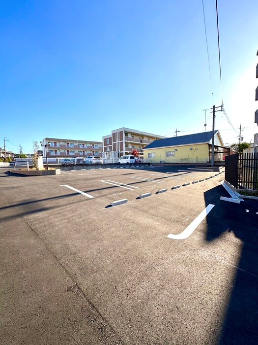 物件外観写真2　(駐車場)