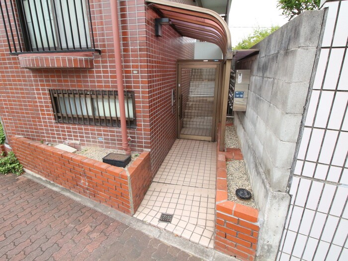 物件外観写真2　(エントランス部分)