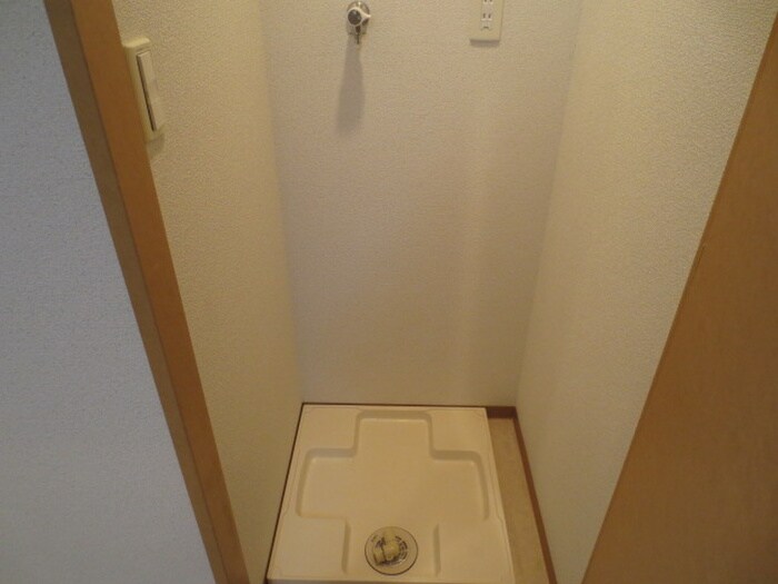 物件内観写真13　(洗濯機置場)