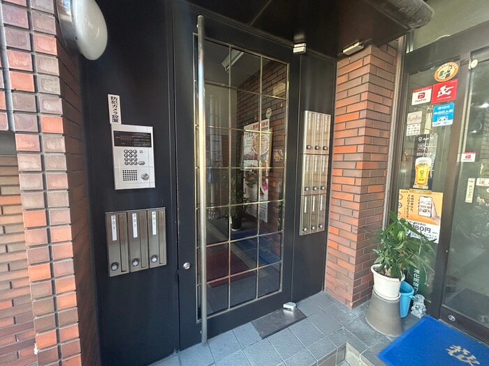 物件外観写真2　(エントランス部分)