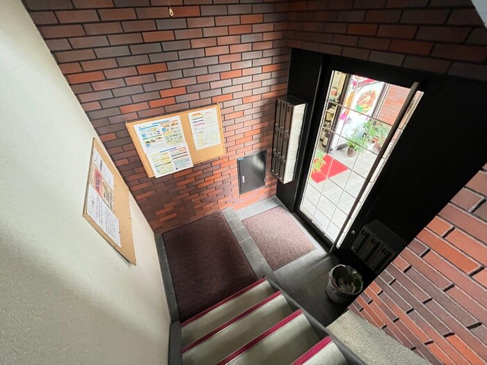 物件外観写真4　(エントランス部分)