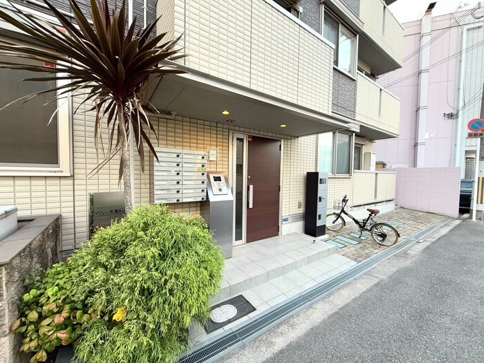 物件外観写真2　(エントランス部分)