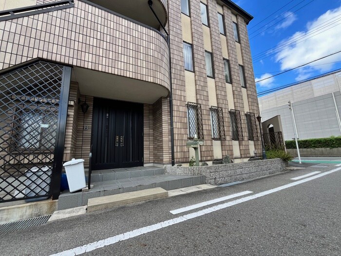 物件外観写真4　(エントランス部分)