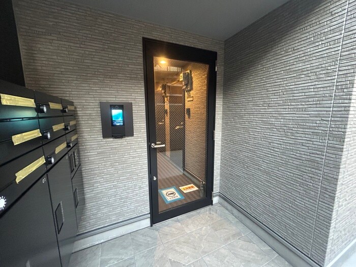 物件外観写真3　(エントランス部分)