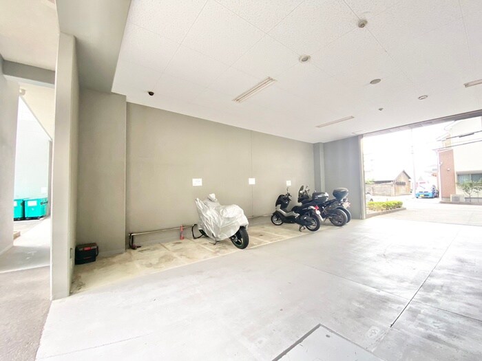 物件外観写真5　(バイク置き場)