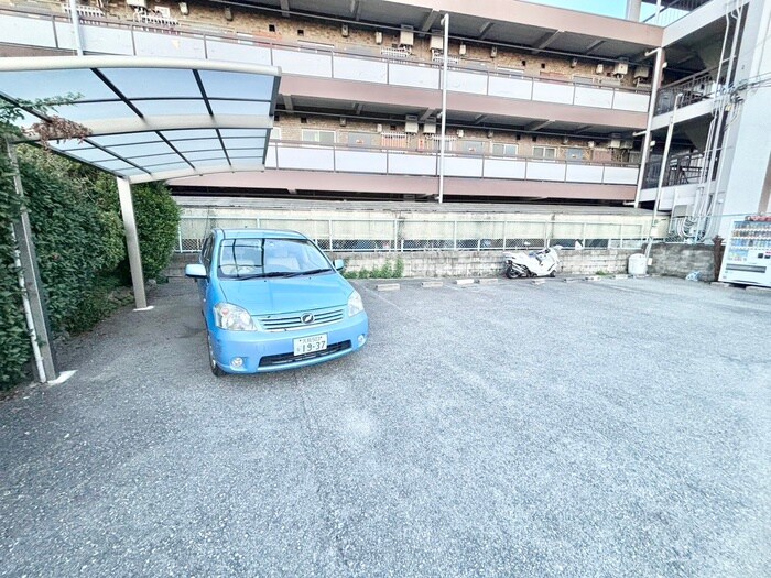 物件外観写真4　(駐車場)