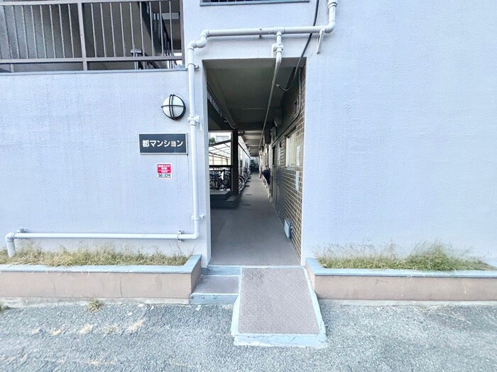 物件外観写真5　(エントランス部分)