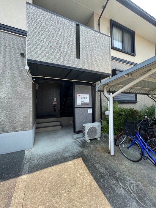 物件外観写真3　(エントランス部分)