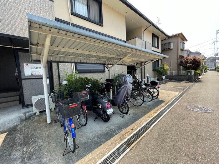 物件外観写真4　(駐輪場)
