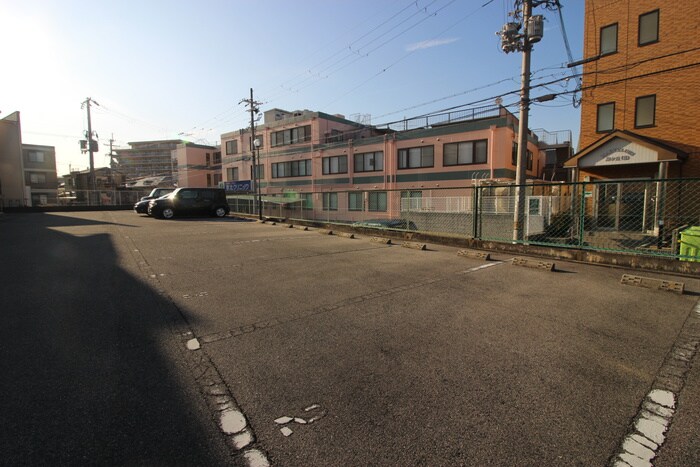 物件外観写真3　(駐車場)