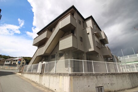 御陵北山下町店舗付き住宅外観写真
