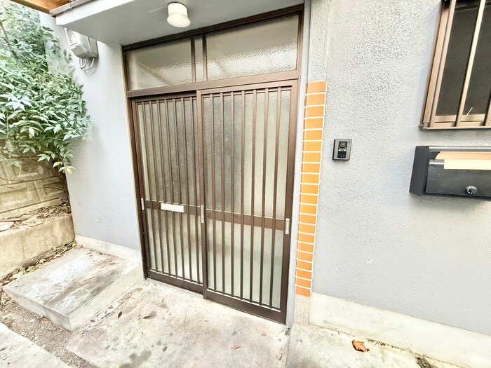 物件外観写真4　(エントランス部分)