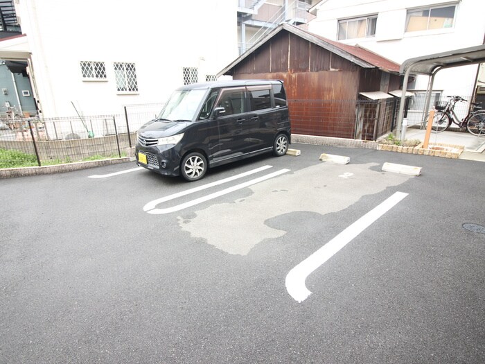 物件外観写真5　(駐車場)