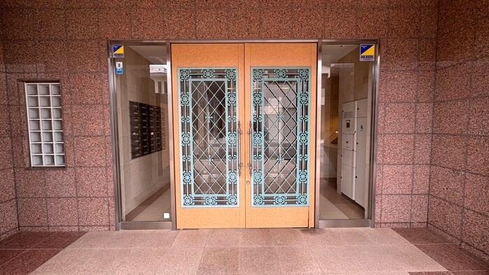 物件外観写真3　(エントランス部分)