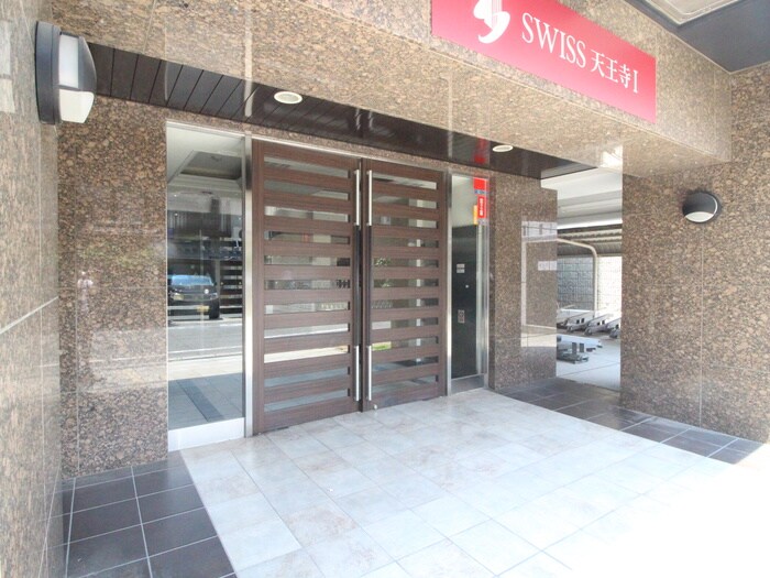 物件外観写真2　(エントランス部分)