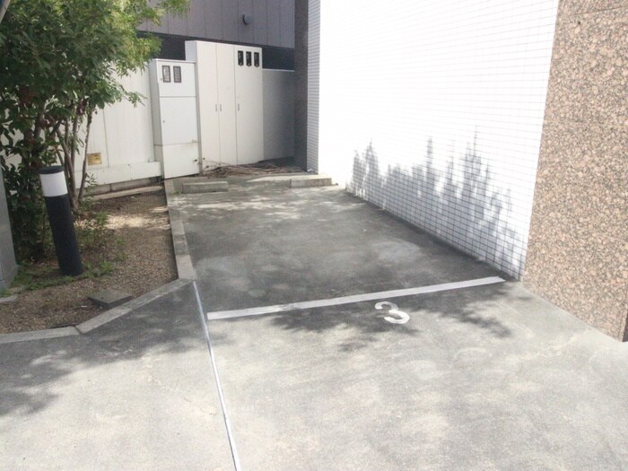 物件外観写真6　(駐車場)