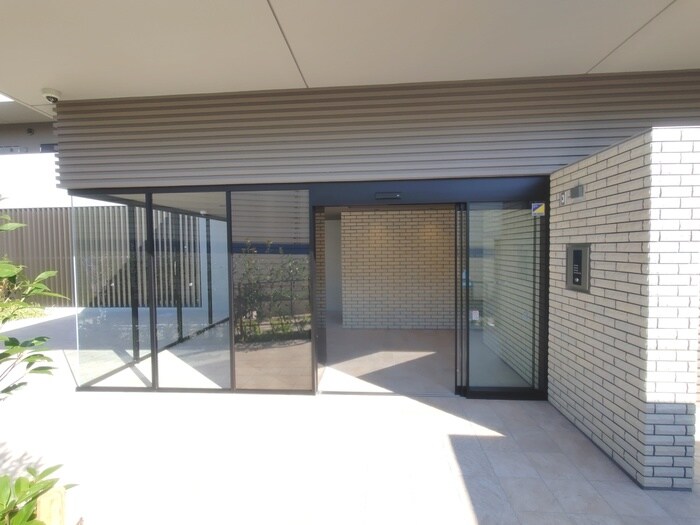 物件外観写真2　(エントランス部分)