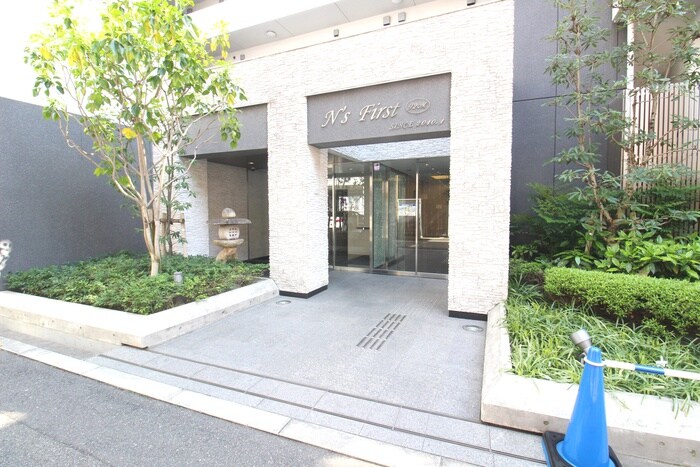 物件外観写真2　(エントランス部分)