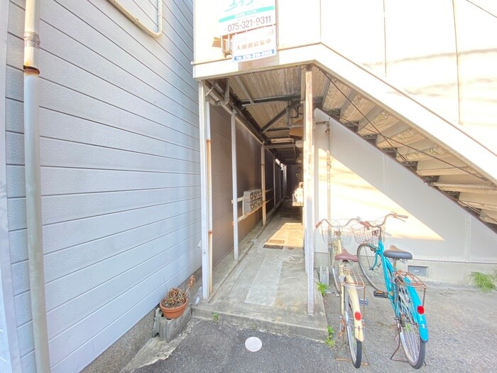 物件外観写真3　(エントランス部分)