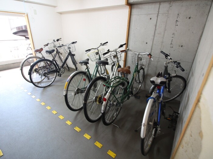 物件外観写真4　(駐輪場)