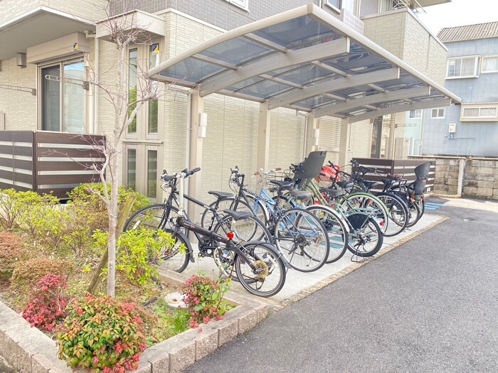 物件外観写真2　(駐輪場)