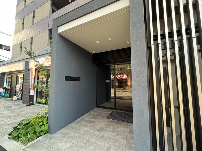 物件外観写真2　(エントランス部分)