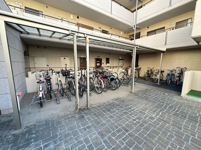 物件外観写真4　(駐輪場)