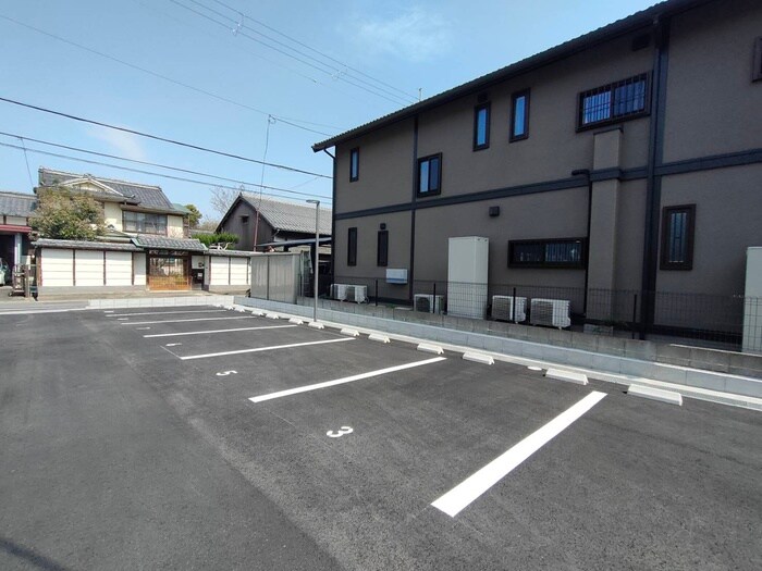 物件外観写真3　(駐車場)
