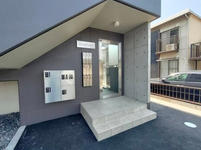 物件外観写真4　(エントランス部分)