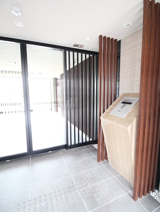 物件外観写真2　(エントランス部分)