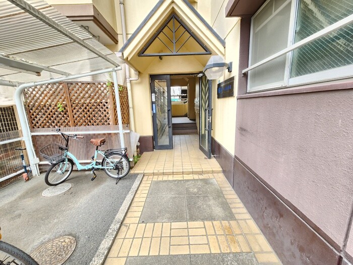 物件外観写真2　(エントランス部分)