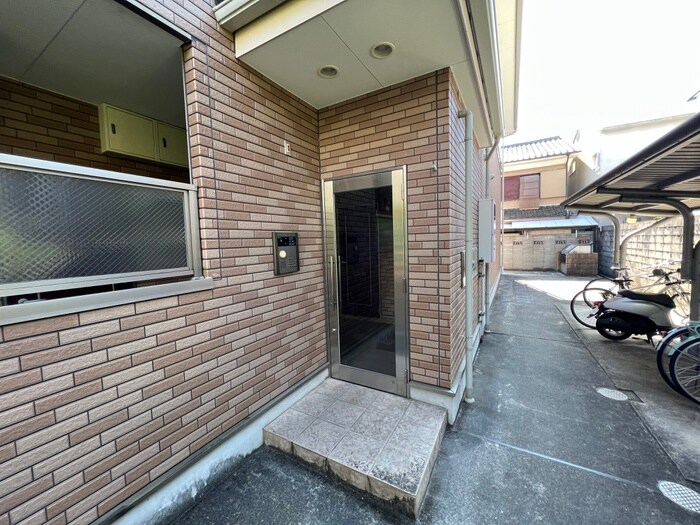 物件外観写真2　(エントランス部分)