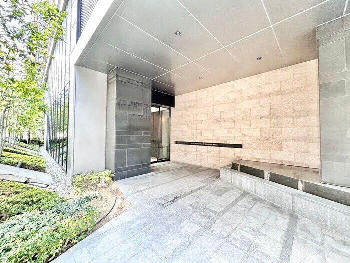 物件外観写真3　(エントランス部分)