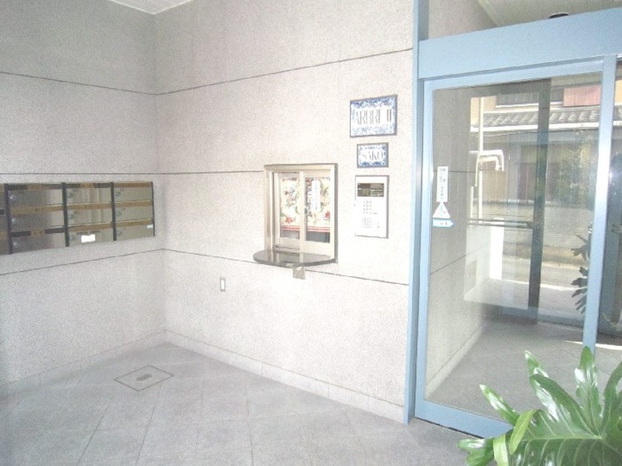 物件外観写真2　(エントランス部分)