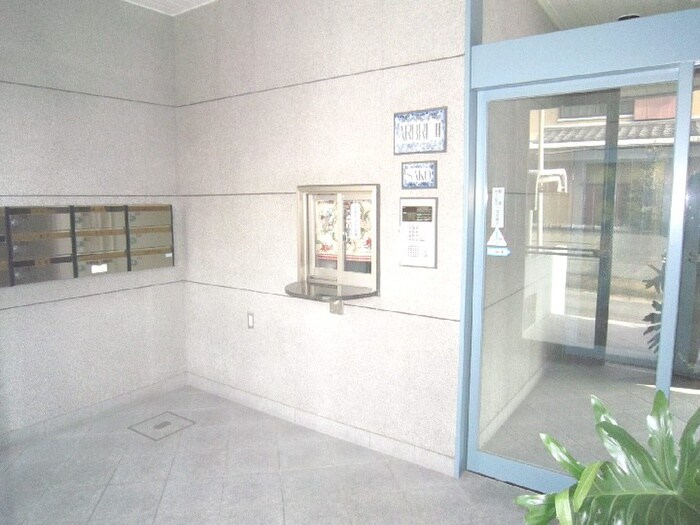 物件外観写真2　(エントランス部分)