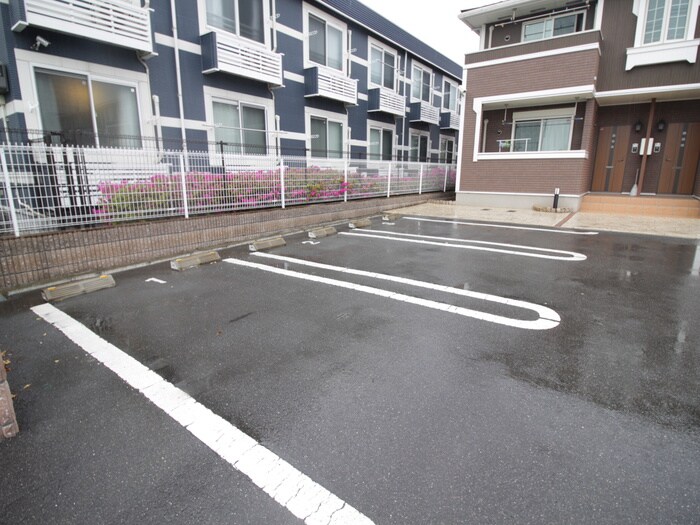 物件外観写真6　(駐車場)