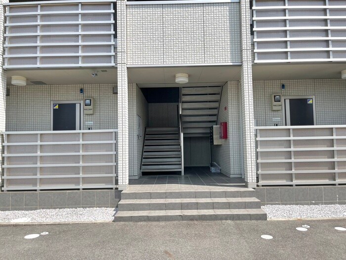 物件外観写真3　(エントランス部分)