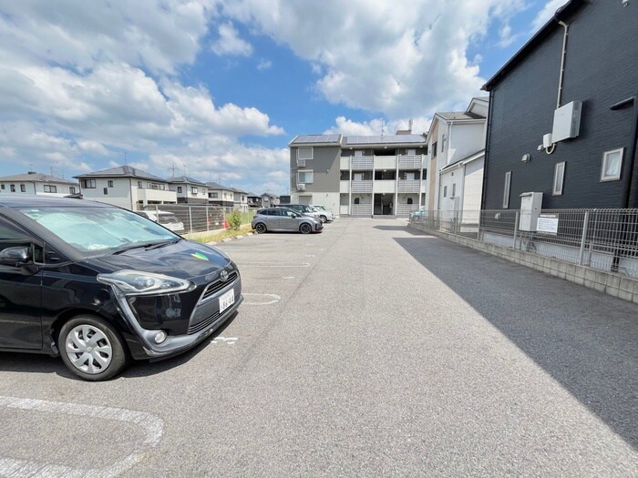 物件外観写真4　(駐車場)