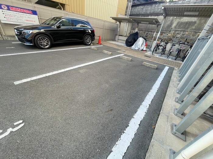 物件外観写真4　(駐車場)