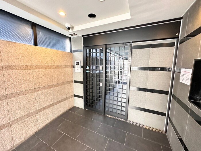 物件外観写真2　(エントランス部分)