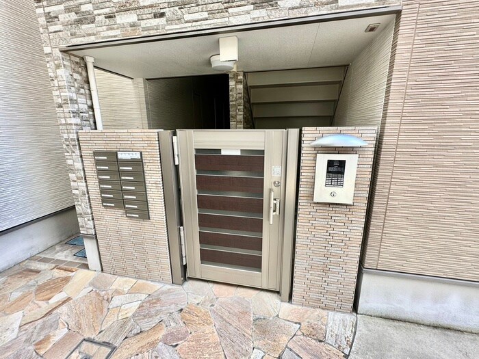 物件外観写真3　(エントランス部分)