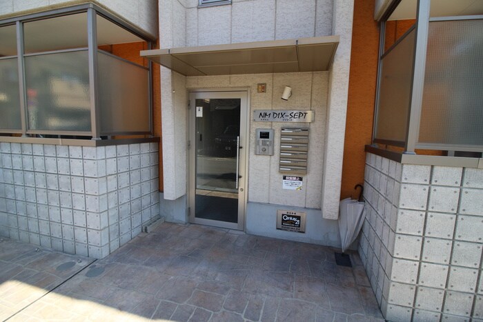 物件外観写真2　(エントランス部分)