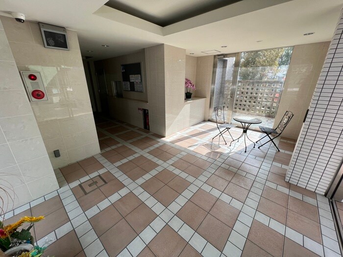 物件外観写真6　(エントランス部分)